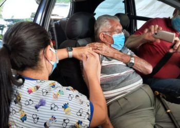 Vacinação de idosos em Foz no sistema de drive-thru Foto: PMFI