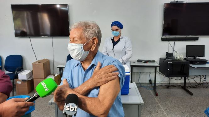 O motorista de caminhão aposentado Sebastião de Souza, 93 anos, foi o primeiro idoso a receber a vacina contra o coronavírus. Fotos: PMFI/Divulgação