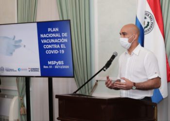 O ministro da Saúde, Julio Mazzoleni, durante a apresentação do Plano Nacional de Vacinação. Foto Agência IP