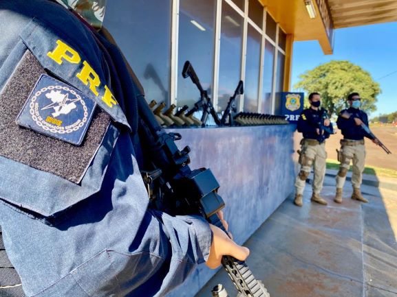 Fila de armas apreendidas. Foto: PRF/Divulgação