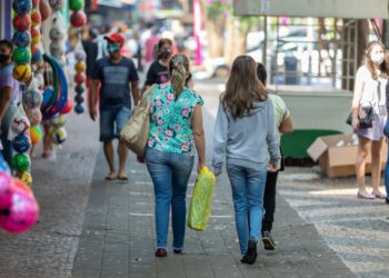 Consumidores na Avenida Brasil. Foto: Kiko Seirich