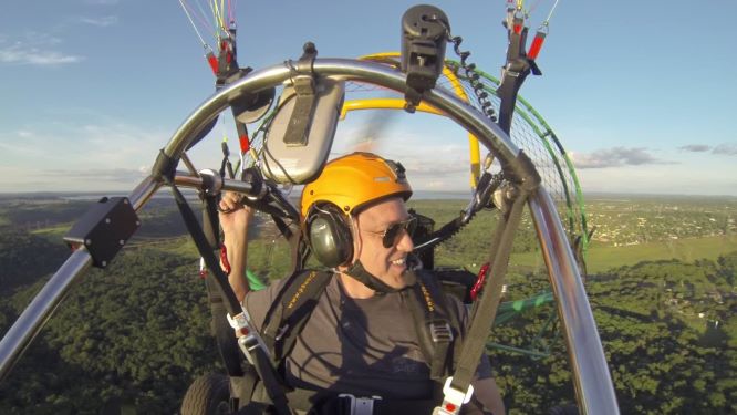 Billy em seu paramotor. Foto: facebook