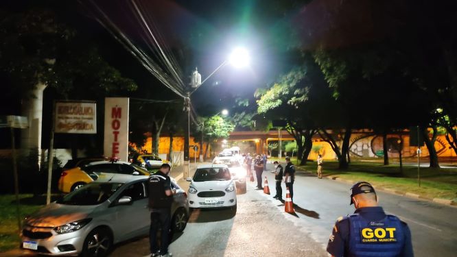 Fiscalização em Foz contra quem descumpriu as medidas restritivas de Chico Brasileiro. Foto: PMFI