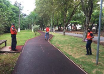 Fiscais na pista de caminhada da Avenida Paraná. Foto: PMFI