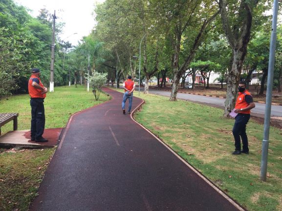 Fiscais na pista de caminhada da Avenida Paraná. Foto: PMFI