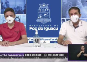 Prefeito, à direita, na live de ontem para anunciar as medidas. Foto: PMFI