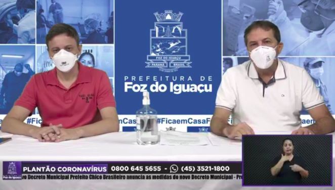 Prefeito, à direita, na live de ontem para anunciar as medidas. Foto: PMFI