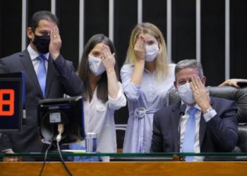 Após aprovarem o projeto, deputados simulam efeito da visão monocular
Foto: Agência Câmara de Notícias