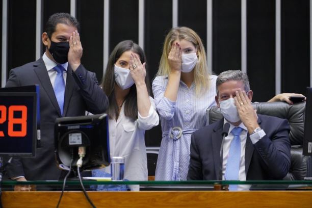 Após aprovarem o projeto, deputados simulam efeito da visão monocular
Foto: Agência Câmara de Notícias