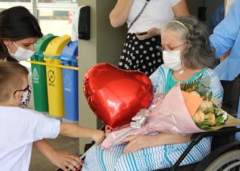 Geni deixa o hospital. Foto: Divulgação