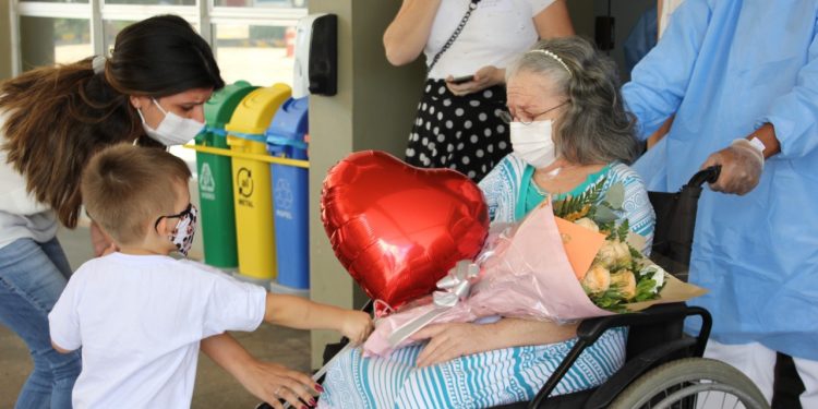 Geni deixa o hospital. Foto: Divulgação