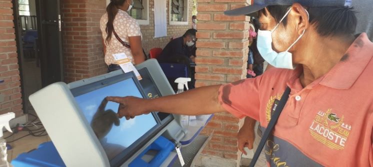 Comunidades indígenas do Paraguai aprendem a utilizar a urna eletrônica. Foto: divulgação/Justiça Eleitoral.