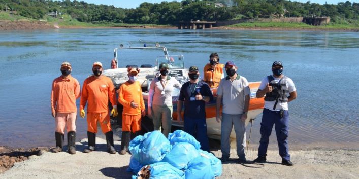 Em duas horas, foram recolhidos dezenas de quilos de lixo. Fotos: assessoria/divulgação