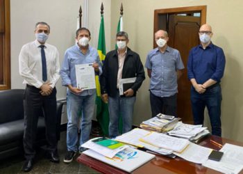 Da esquerda para a direita: o presidente da ACIFI, Faisal Ismail, o prefeito Chico Brasileiro, o presidente em exercício do Sindlojas, Itacir Mayer, o secretário de Transparência da prefeitura, José Elias Castro, e o diretor-executivo da ACIFI, Dimas Bragagnolo Foto: divulgação Acifi