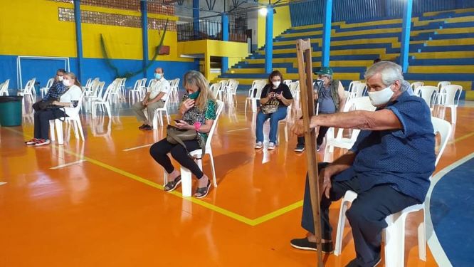 Vacinação na faculdade que pertence à família do governador do departamento de Alto Paraná. Foto: La Clave