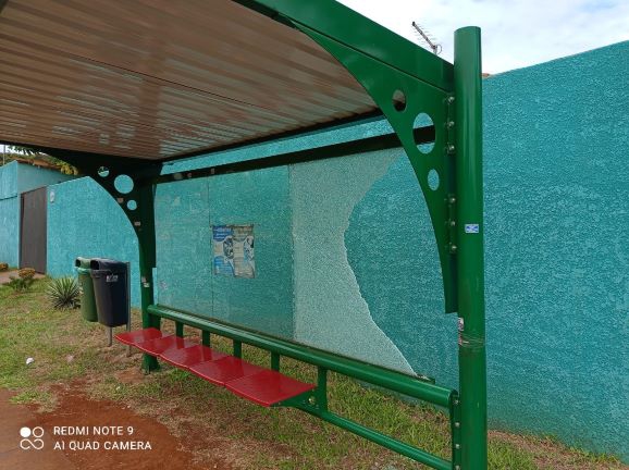 Vandalismo em ponto de ônibus na Vila A. Fotos: cortesia