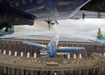 Esquadrilha da Fumaça filma a Esquadrilha da Fumaça sobrevoando Itaipu. Foto: reprodução de vídeo de divulgação da IB.