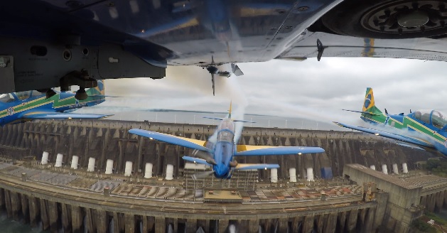 Esquadrilha da Fumaça filma a Esquadrilha da Fumaça sobrevoando Itaipu. Foto: reprodução de vídeo de divulgação da IB.