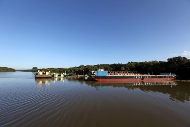 Movimento de barcaça no Rio Paraná. Foto de arquivo: Kiko Sierich/PTI