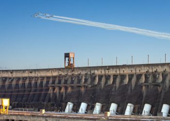 Esquadrilha da Fumaça sobrevoa a usina de Itaipu. Foto: Rubens Fraulini/IB