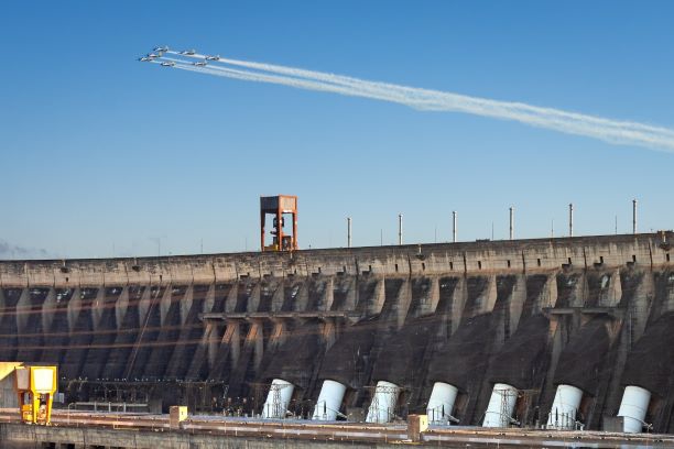 Esquadrilha da Fumaça sobrevoa a usina de Itaipu. Foto: Rubens Fraulini/IB