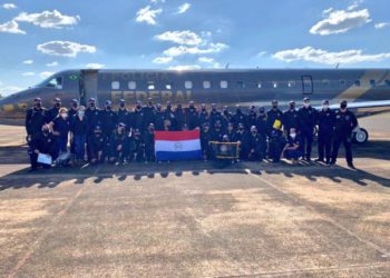 Aspirantes a agentes especiais paraguaios embarcam em avião da PF, para fazer curso em Brasília. Foto: SENA/Divulgação