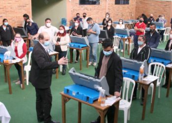 Funcionários da Justiça Eleitoral sendo treinados para ensinar os eleitores a usar as urnas de votação. Foto: IP