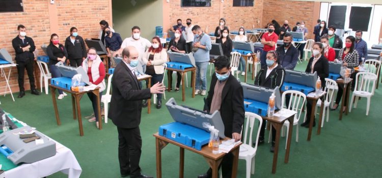 Funcionários da Justiça Eleitoral sendo treinados para ensinar os eleitores a usar as urnas de votação. Foto: IP