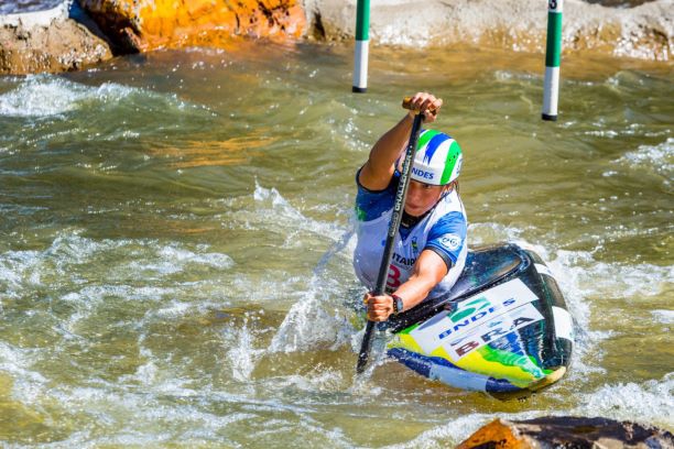 Ana Sátila representando o Brasil numa  das várias competições realizadas no Canal da Piracema da usina de Itaipu. Foto: Alexandre Marchetti/IB