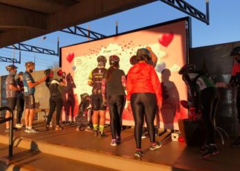 Passeio de bike na Itaipu, no Dia dos Namorados. Foto: divulgação/turismo