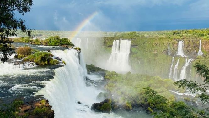 As cores do arco-íris contrastando com o cinza do chuvoso do céu impressionaram Luciana Eder João, que trabalha numa loja de lembranças nas Cataratas. Foto: Luciana Eder João/Gentileza