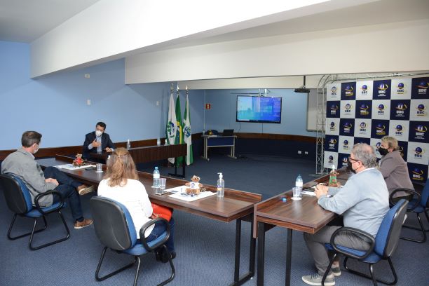 Reunião no Centro Universitário UDC. Foto: Divulgação