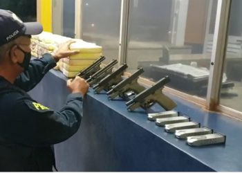 Cocaína e armas apreendidas. Foto: reprodução de vídeo da PRF