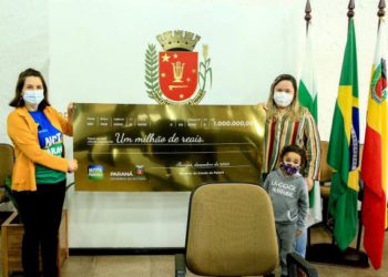 Camila, à direita na foto, recebe o cheque simbólico do prêmio. Foto: SEFA/Divulgação