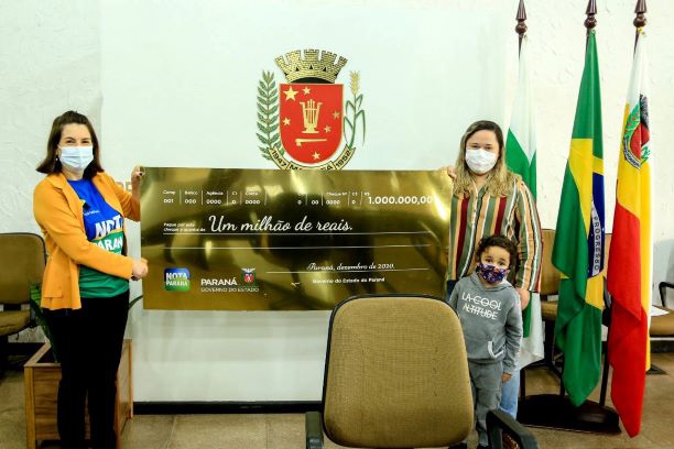 Camila, à direita na foto, recebe o cheque simbólico do prêmio. Foto: SEFA/Divulgação