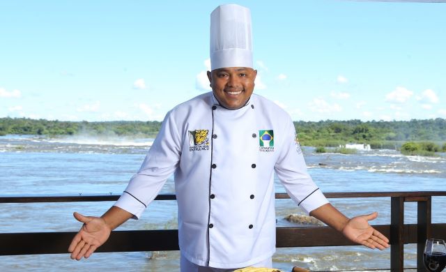 O chef do Porto Canoas, Vanderlei Santos, convida todos para saborear a gastronomia do restaurante. Foto: Nilton Rolin/Divulgação