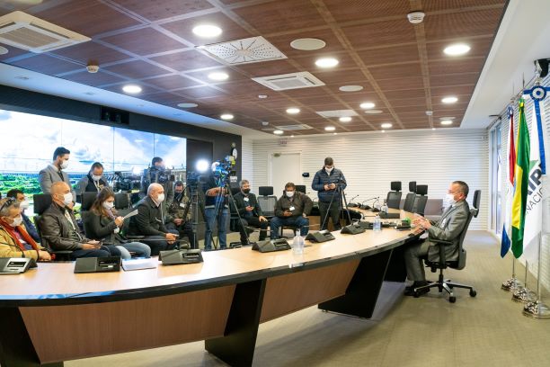 Diretor administrativo da Itaipu concede entrevista coletiva para explicar o processo de venda das casas das Vilas A e B construídas pela usina. Foto: Sara Cheida / Itaipu Binacional