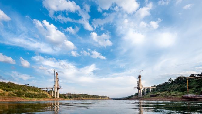Ponte da Integração em construção sobre o Rio Paraná, em Foz do Iguaçu. Foto ilustrativa: Rubens Fraulini/IB
