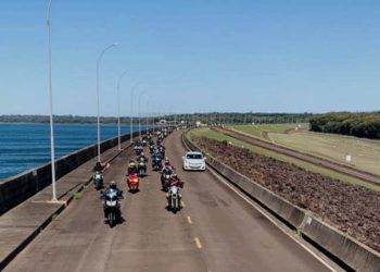 Motociclistas passeiam na crista da barragem de Itaipu. À esquerda, reservatório de Itaipu. Fotos: Turismo Itaipu.