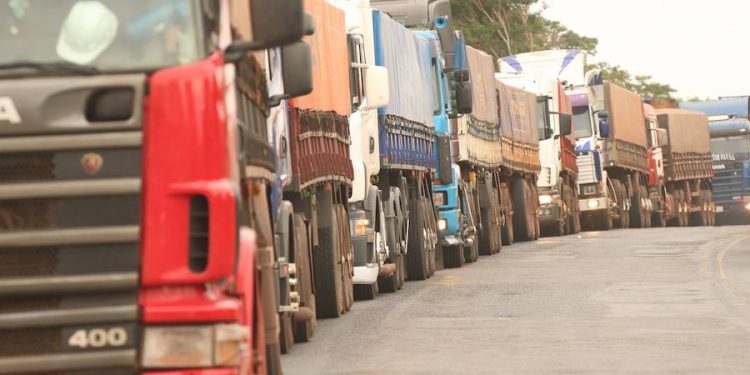 Na fronteira, caminhões estão parados no Km10 em Cidade do Leste e Km 30 em Minga Guazú. Foto: Rádio Cultura de Foz do Iguaçu