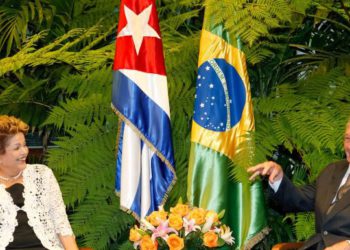 Ditador Raul Quadros feliz da vida ao lado da presidente Dilma? Foto: Roberto Stuckert Filho/Agência Brasil