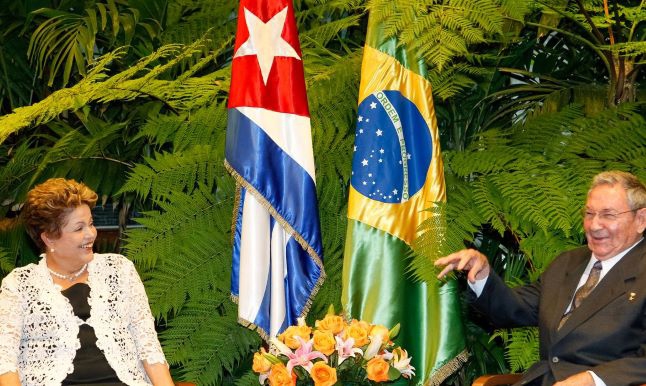 Ditador Raul Quadros feliz da vida ao lado da presidente Dilma? Foto: Roberto Stuckert Filho/Agência Brasil