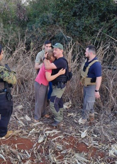 Brasileira sendo resgatada pela polícia do Paraguai. Foto: MP do Paraguai