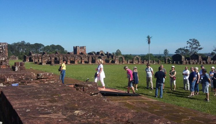 Turistas estrangeiros visitam ruínas jesuíticas. Foto: Agência IP