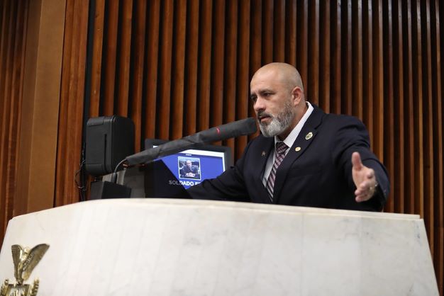 Soldado Fruet: "Já ganhavam bem, mas querem aumentar o salário, com a bênção do Governo". Foto: Dálie Felberg/ALEP