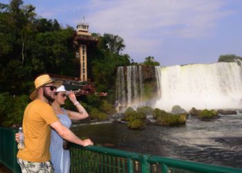 Turistas nas Cataratas do Iguaçu. Fotos: Alexandre Soto e Henrique Britez – Foto Equipe @CataratasdoIguacu