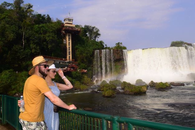 Turistas nas Cataratas do Iguaçu. Fotos: Alexandre Soto e Henrique Britez – Foto Equipe @CataratasdoIguacu