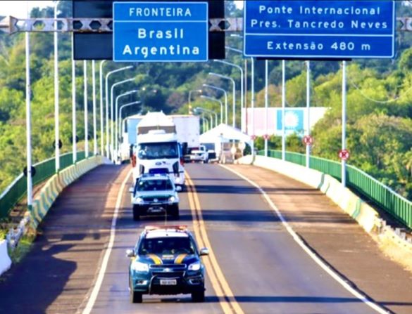 Ponte Tancredo Neves que liga Foz do Iguaçu, no Brasil, a Puerto Iguazú, na Argentina. Foto: PRF