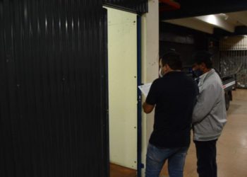 Fiscais notificam proprietários de imóveis em Ciudad del Este. Foto: Prefeitura de Ciudad del Este