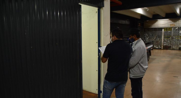 Fiscais notificam proprietários de imóveis em Ciudad del Este. Foto: Prefeitura de Ciudad del Este